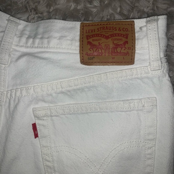 NWOT Levi’s Cutoff Denim Shorts in White - Picture 3 of 8